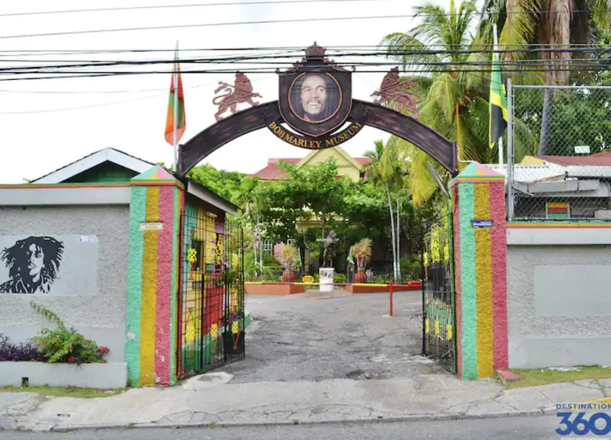 876 Ja Oasis & Homestay - By Kingston Airport