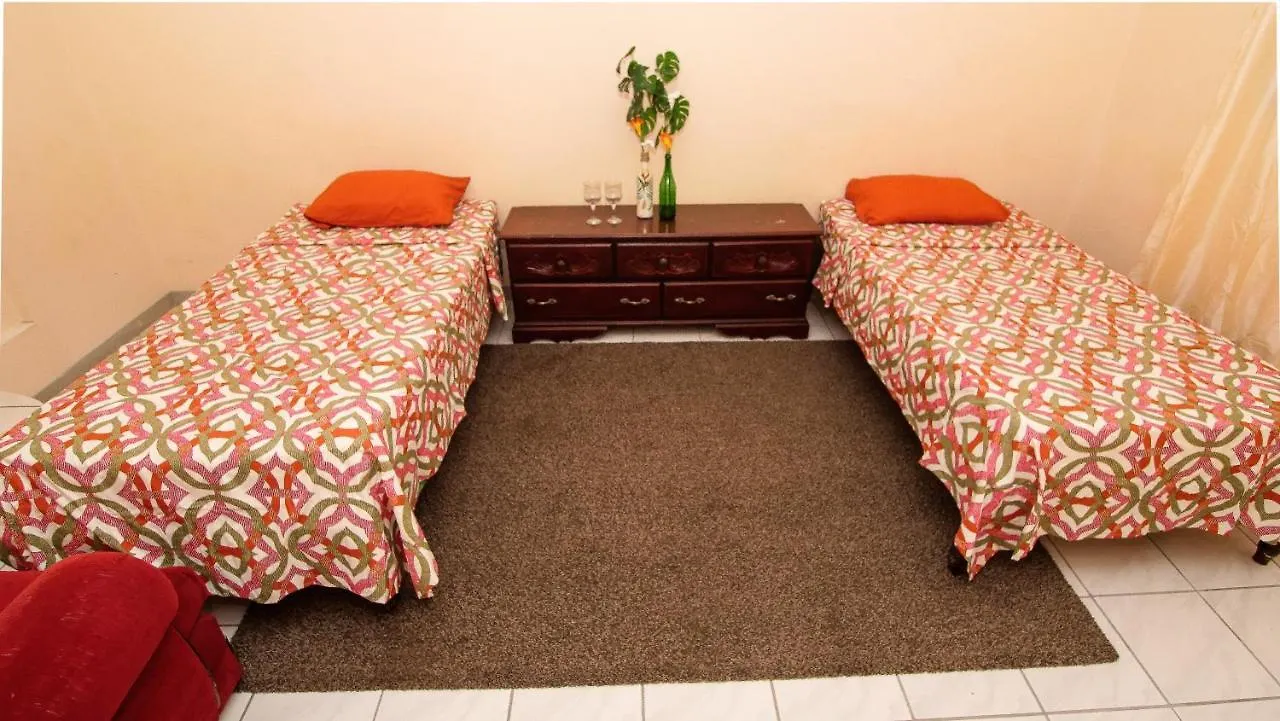 876 Ja Oasis & Homestay - By Kingston Airport