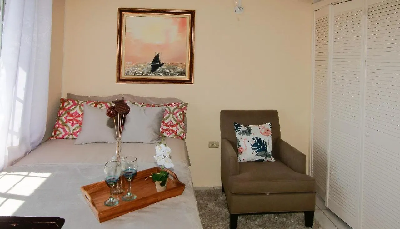 876 Ja Oasis & Homestay - By Kingston Airport