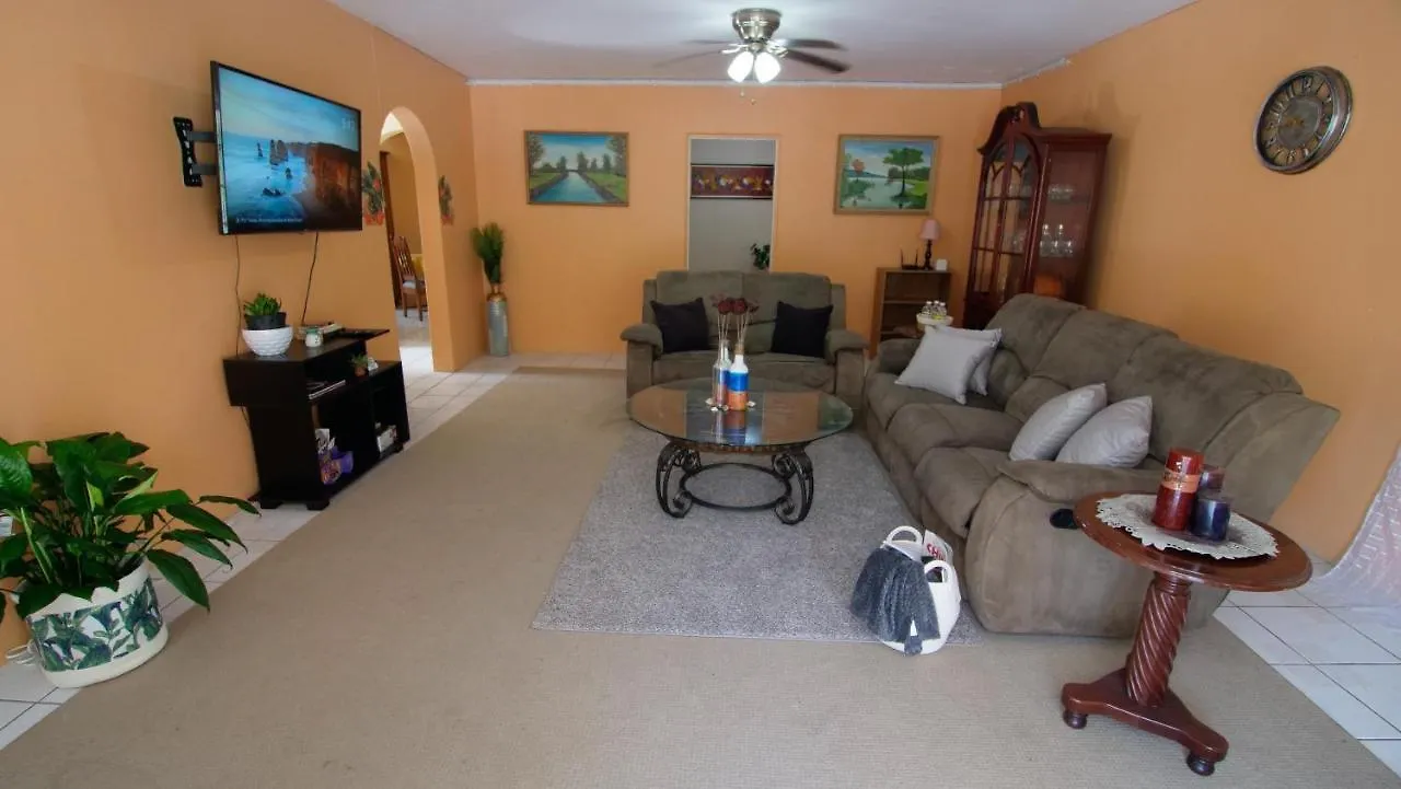 876 Ja Oasis & Homestay - By Kingston Airport